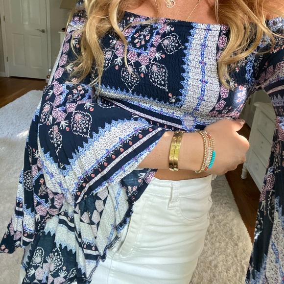 🔮 LF FLARE SLEEVE CROP TOP🔮 - Picture 3 of 3